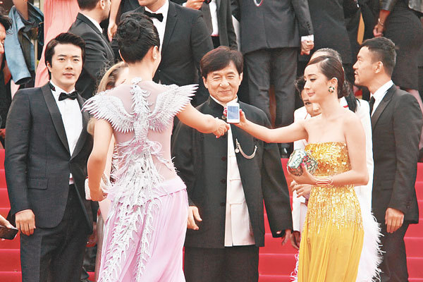 杨幂戛纳红毯遭驱赶出丑 杨幂高中竖中指照片