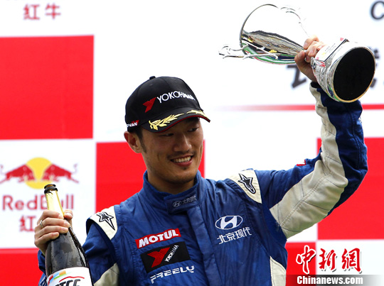 韩寒获得中国房车锦标赛超级量产车组冠军(2)