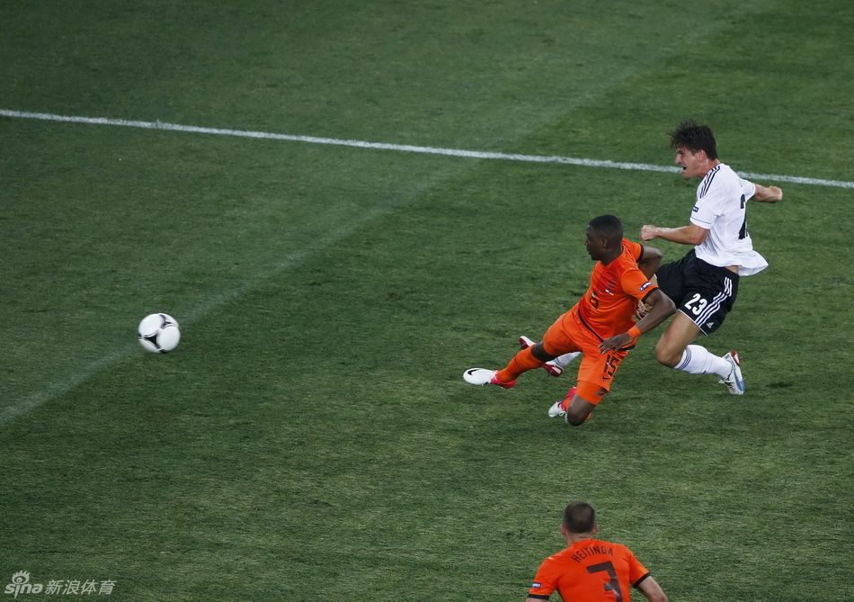 戈麦斯梅开二度范佩西远射破门 荷兰1-2德国(9