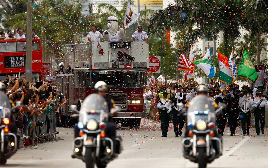 迈阿密举行总冠军盛大游行 球迷见证荣耀一刻