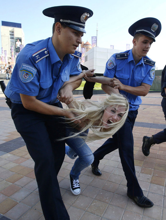 乌克兰<em>裸女</em>决赛前示威 警方出动遏制骚乱(1)_光