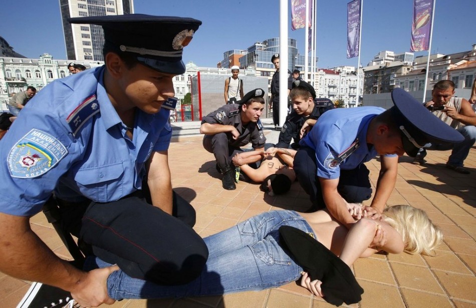 乌克兰<em>裸女</em>决赛前示威 警方出动遏制骚乱(4)_光