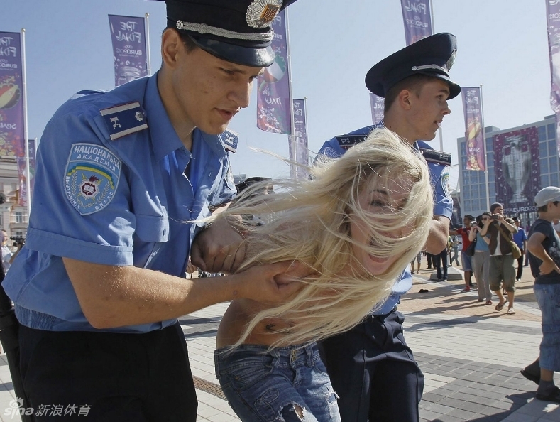 欧洲杯决赛前近万名<em>裸女</em>抗议(5)_光明网