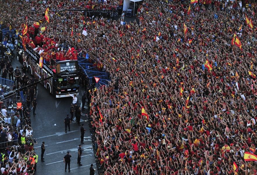 西班牙将帅凯旋 马德里游街庆祝夺冠(9)