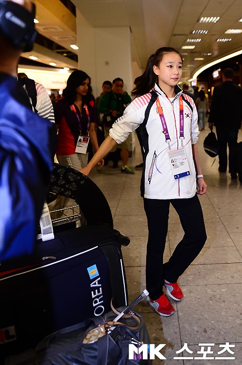 韩媒称韩国体操美少女抵达伦敦引轰动(4)