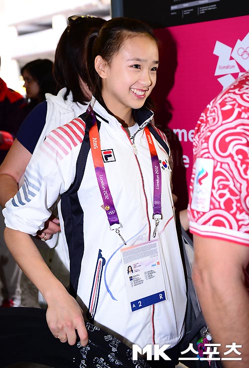 韩媒称韩国体操美少女抵达伦敦引轰动(8)