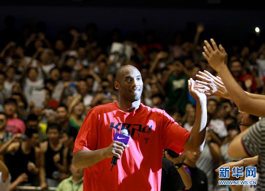 NBA巨星科比·布莱恩特现身济南 与球迷交流