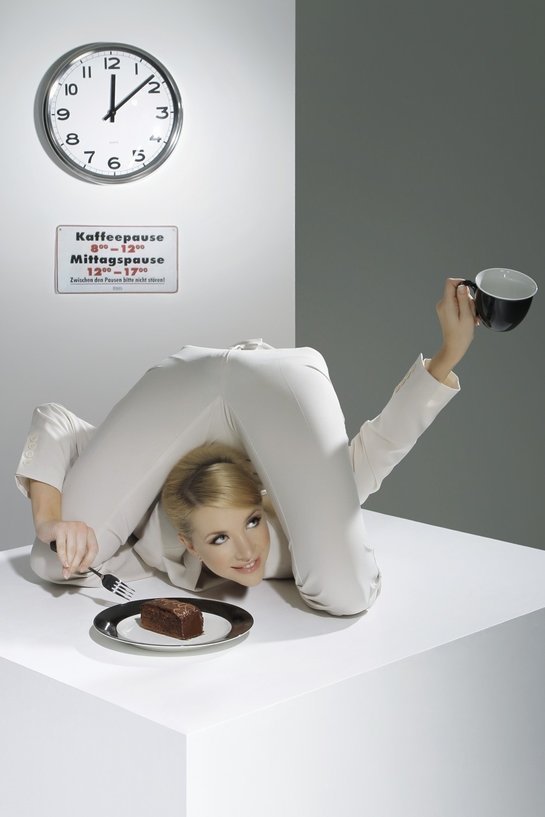 俄罗斯<em>美女秀</em>柔术月历写真上演办公室诱惑(8)