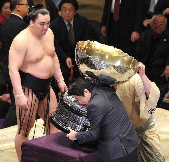 相遇尴尬 给相扑选手颁奖拿不动奖杯(1)_<em>综合</em>体