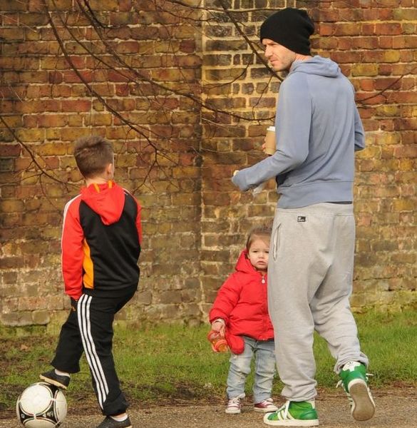 小贝带孩子们公园踢球 兄弟<em>过招</em>谁最像他?[组