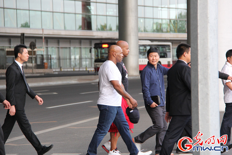 世界拳王泰森今日抵京 黑超护卫亮相首都机场