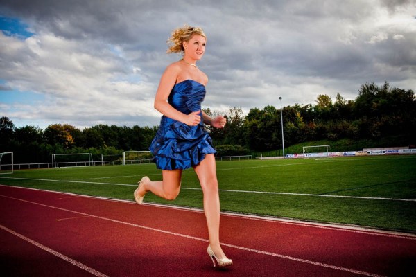 女子穿<em>高跟鞋</em>跑步创世界纪录 百米仅慢博尔特