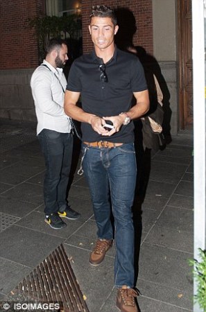 贝克汉姆车门广告_贝克汉姆广告收入(2)