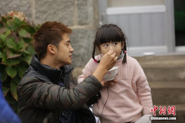 田亮家获 年度家庭榜样 奖 叶一茜称佩服女儿(