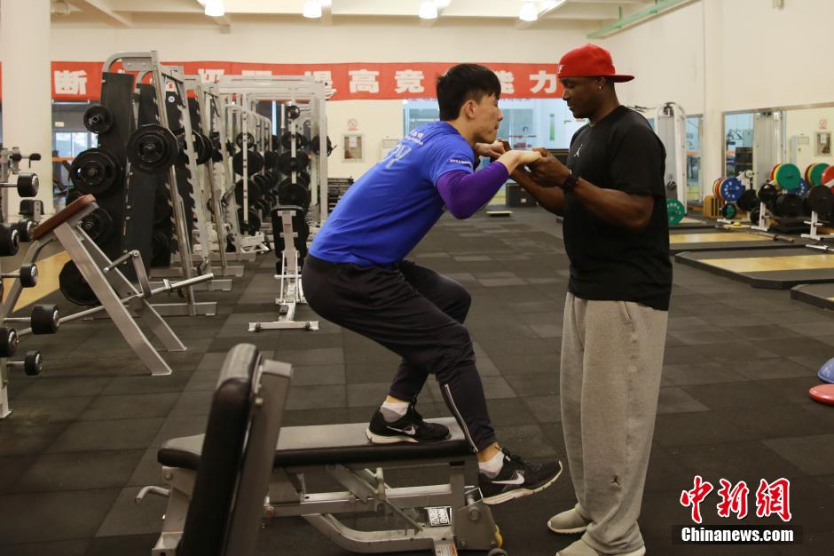 刘翔进行马年首次康复训练(6)