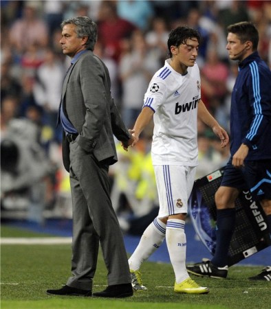 表现低迷英媒质疑厄齐尔 温格:别迷恋传球多射