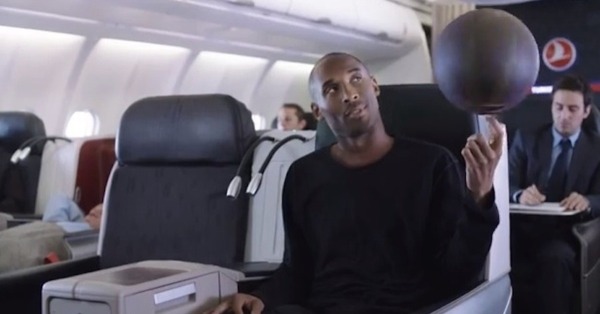 科比现身洛城闹市引骚动 球迷疯喊 MVP 感动飞