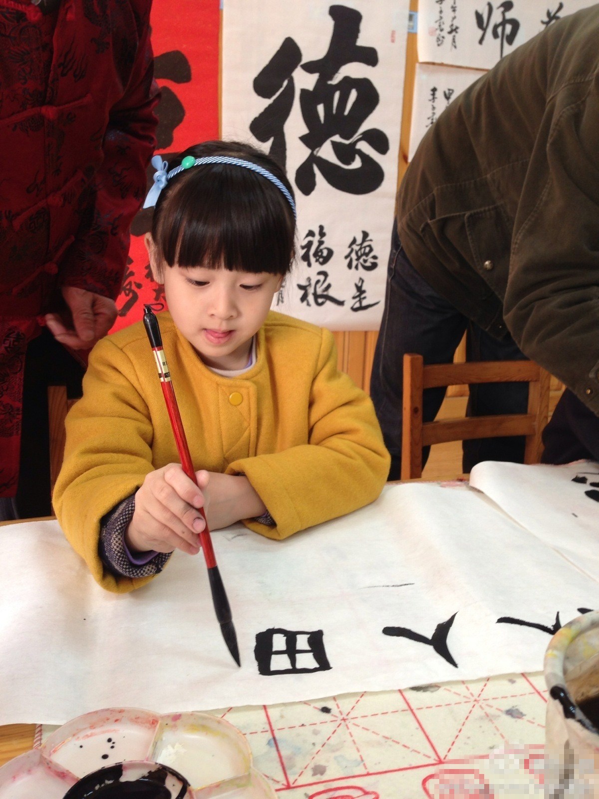森碟乖巧练书法宜动宜静获赞 百变小<em>才女</em> (1)_