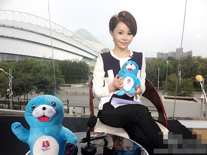 <em>CCTV5女主播</em>穿深V出镜 肉色内衣若隐若现(3