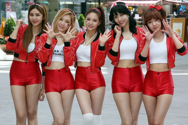 韩国人气<em>少女</em>啦啦队训练 助威男足备战世界杯