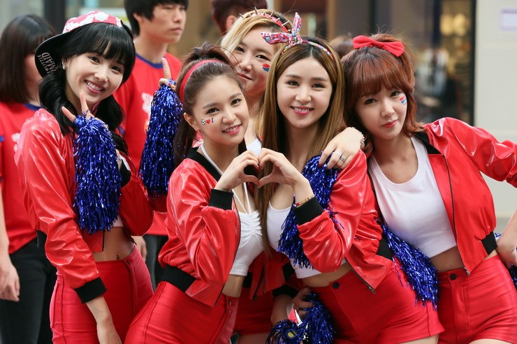 韩国人气少女啦啦队训练 助威男足备战世界杯