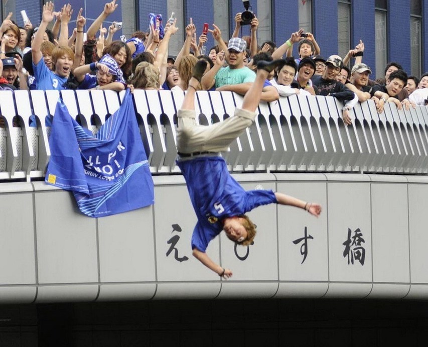 日本球迷 跳河 世界杯