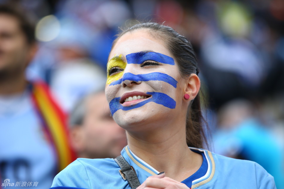 英乌大战球迷百态(2)_高清图集 _光明网