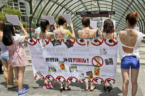 上海12女组“反世界杯联盟”抗议男人看球(图)