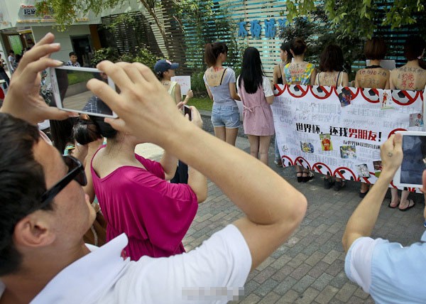 上海12女组“反世界杯联盟”抗议男人看球(图)