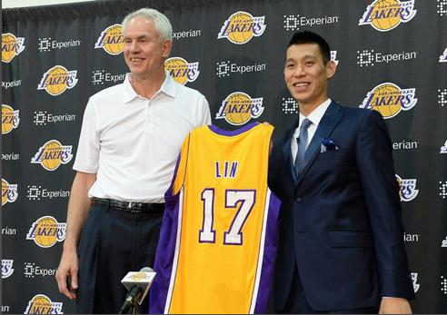 林书豪亮相湖人穿着讲究 乐视TV大屏直播NBA