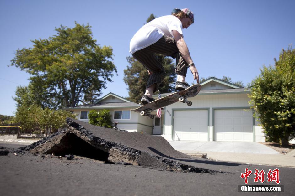 疯狂的少年:加州地震后道路成天然滑板场(1)