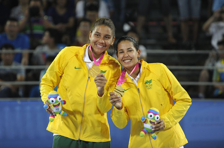 高清﹕青奥会沙排美女激情飞扬 双胞胎姐妹夺