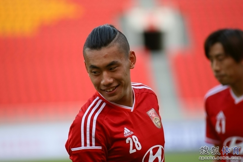 热身赛国足踩场备战科威特 佩兰亲自上阵搬球