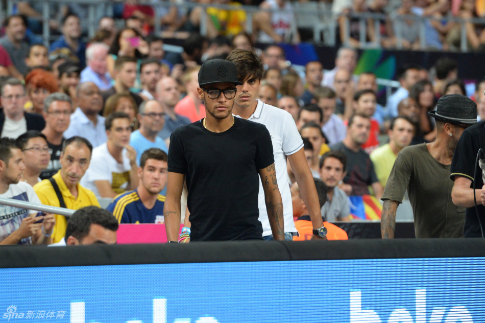 法里埃德开心地笑了 男篮世界杯首场半决赛胜