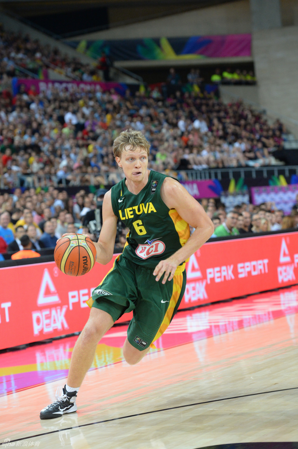 法里埃德开心地笑了 男篮世界杯首场半决赛胜