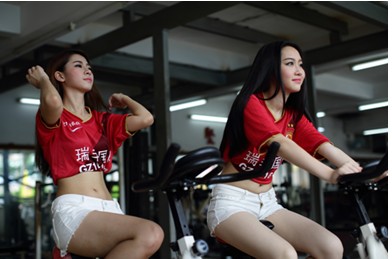 健身房苦练恒大优点偶遇组图笑对偷拍(美女)的美女身材图片