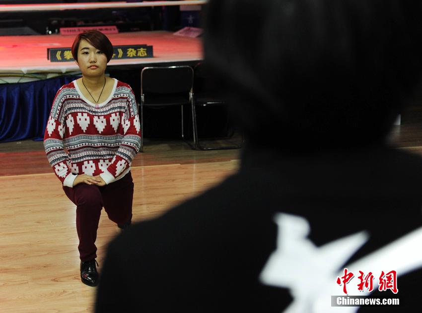 白领女学生齐练 防狼术 长春<em>女子搏击班</em>火爆(9