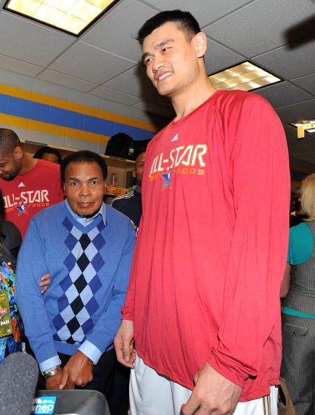 姚明版搞笑身高差:肚脐爆小四 绘人类进化史(1