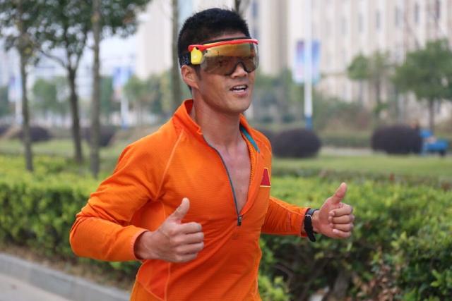 陈盆滨南极马拉松夺冠 首位完成七大洲极限赛