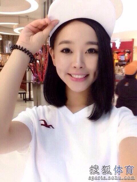山西篮球女主播靓照马莹莹 小酒俏皮显可爱(2