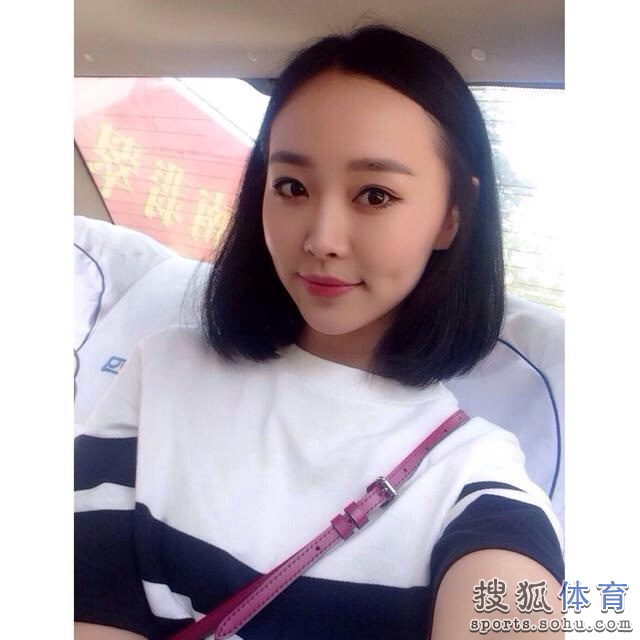 <em>山西</em>篮球<em>女主播</em>靓照马莹莹 小酒俏皮显可爱(4