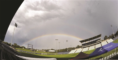 国足澳洲首训遇彩虹 佩兰欢呼好兆头