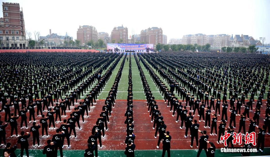 成都万人齐打咏春拳获吉尼斯世界纪录(图)(1)