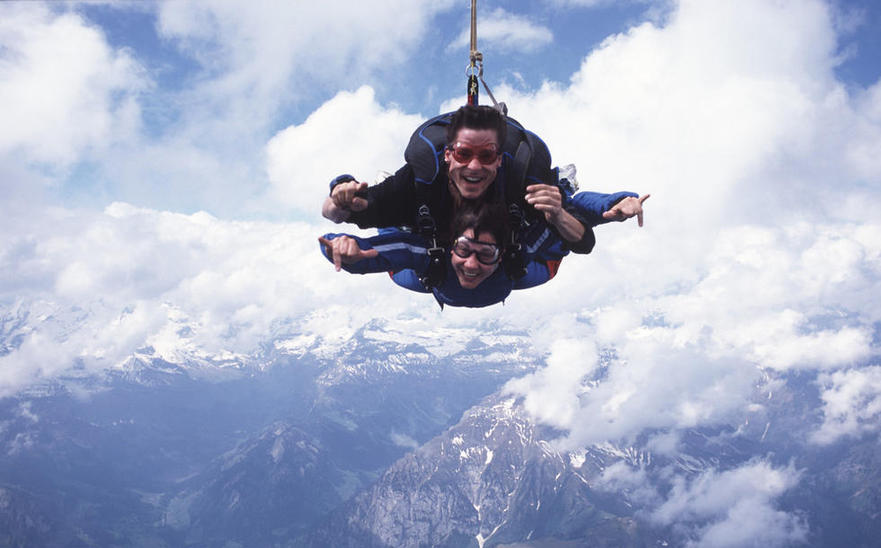 极限运动表达爱 裸体蹦极空中婚礼玩得嗨(图)(