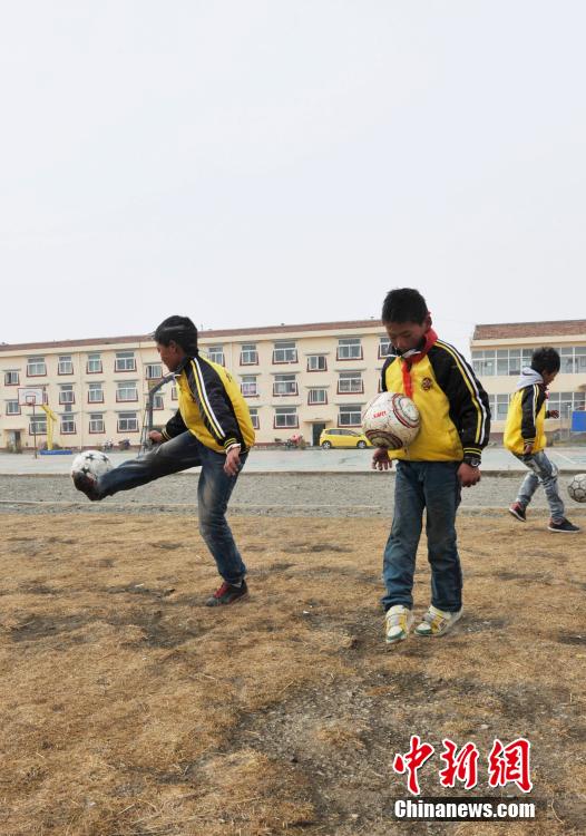 探访四川藏区青少年足球队 每天2小时训练(2)