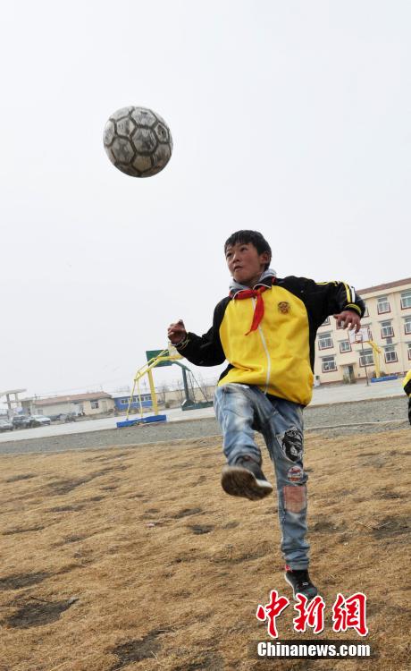 探访四川藏区青少年足球队 每天2小时训练(4)