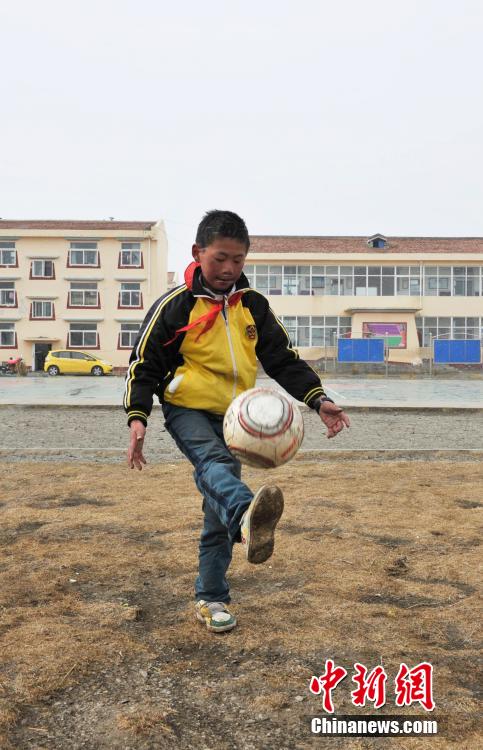 探访四川藏区青少年足球队 每天2小时训练(6)