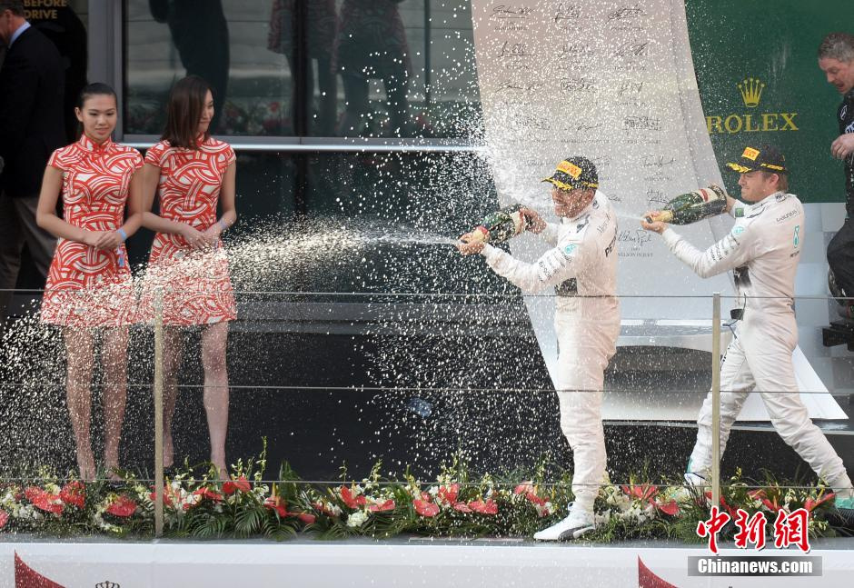 F1上海站汉密尔顿夺冠后酒袭道具(3)_综合体美女美女播丽春主图片