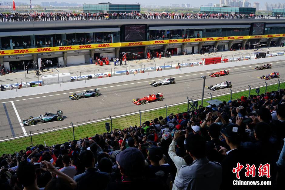 方程式赛车上海站 汉密尔顿夺冠后酒袭美女(