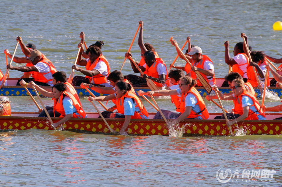 青岛世界休闲体育大会龙舟开赛 22人合力水上